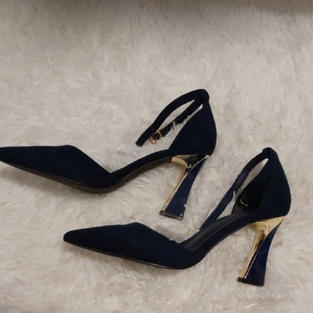 Women's Closed-toe Heels - Picture 5 of 7